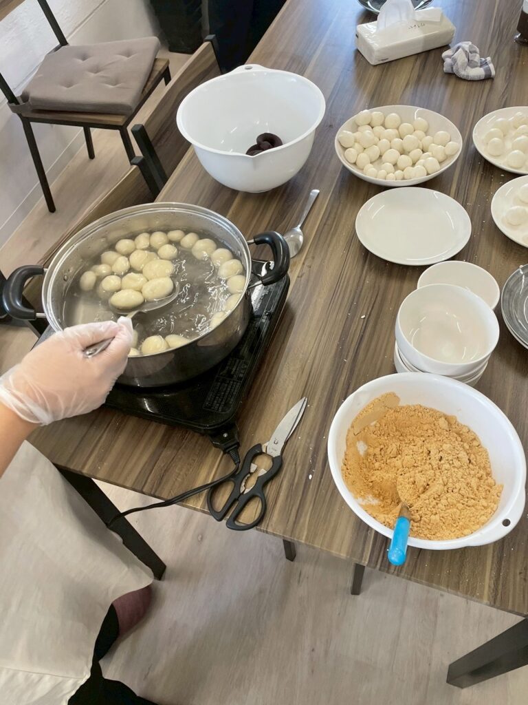 団子をすくいあげている