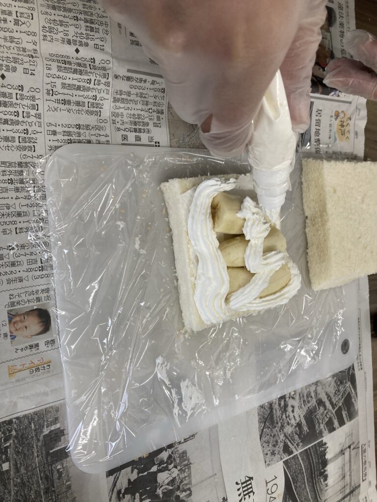 フルーツサンドをつくっている様子