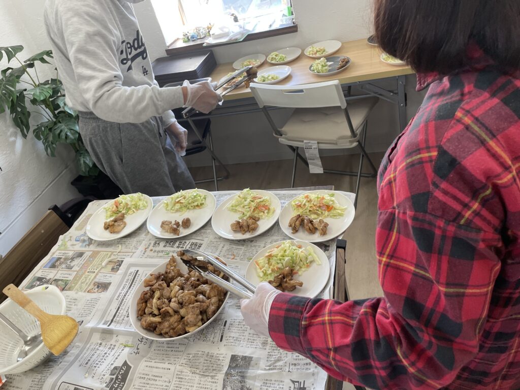 出来上がった料理を盛りつける様子