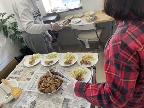 出来上がった料理を盛りつける様子