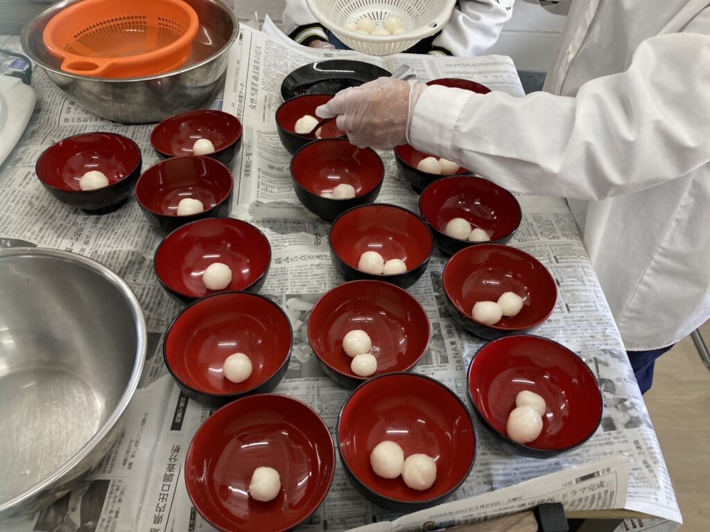 団子を取り分けている画像