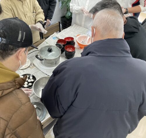 みんなで役割分担しながら調理している様子