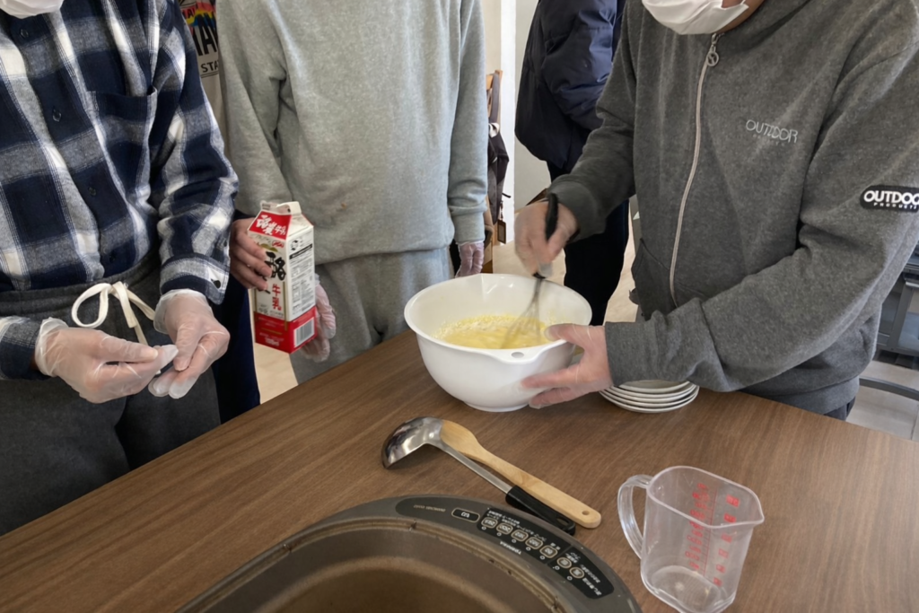 メンバーみんなで協力しながら作っている写真