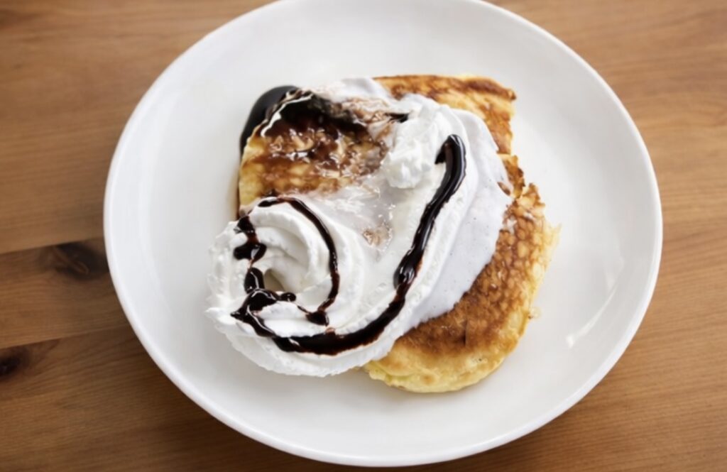 お好みでトッピングをかけたホットケーキ