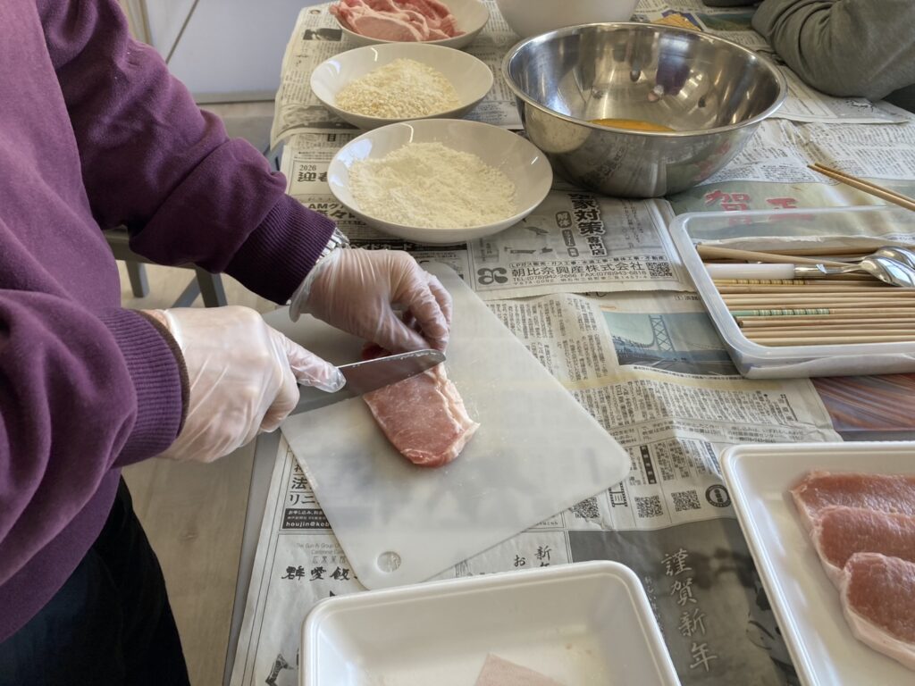 カツにするお肉を切っている画像