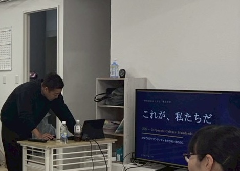 職員研修を行う森沢代表の姿