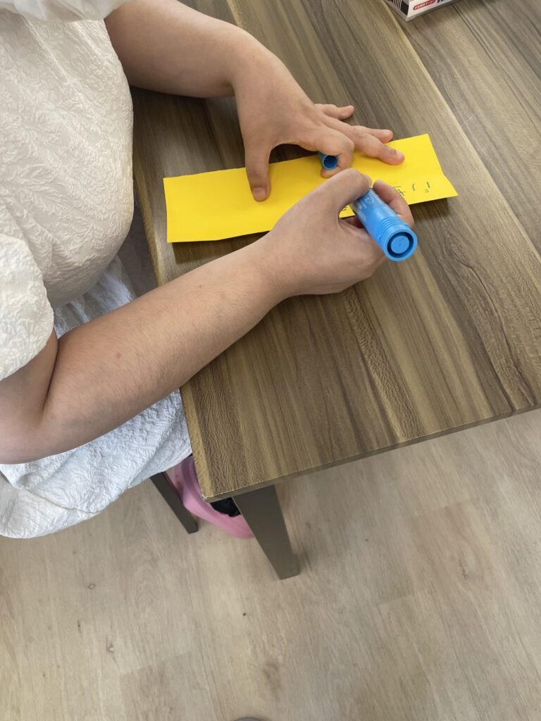短冊を書いている様子